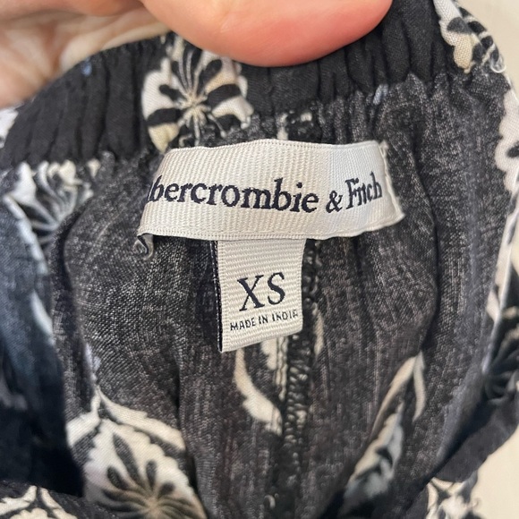 Abercrombie & Fitch Mixed Print Flowy Shorts - Picture 3 of 4